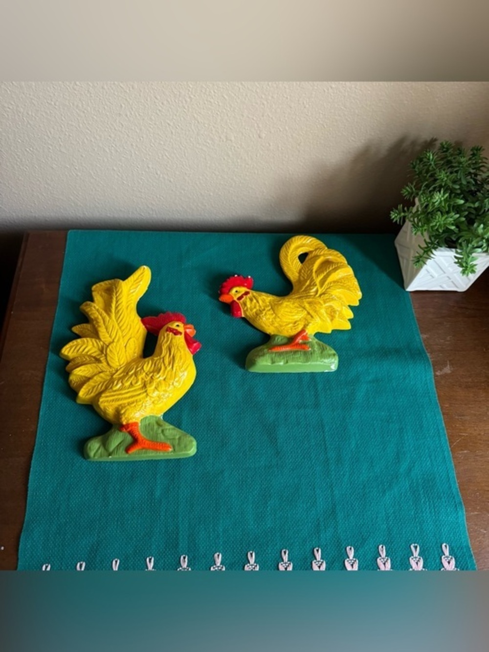 Vintage style ceramic Rooster wall hanging set